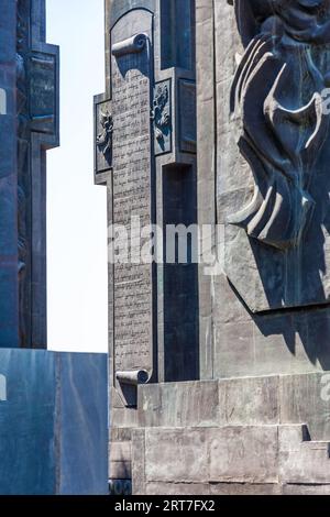 Die Chronik Georgiens ist ein Monument, das von weitem auf dem Berg Kenisi in der Nähe von Tiflis, der Hauptstadt Georgiens, zu sehen ist. Sie wurde 1985 vom Bildhauer Zurab Tsereteli geschaffen Stockfoto