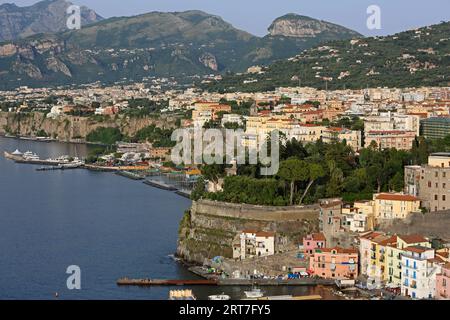 Sorrento, Italien - 24. Juni 2014: Luftaufnahme der Stadt bei Cliffs and Hills Sommertag Campania Travel. Stockfoto