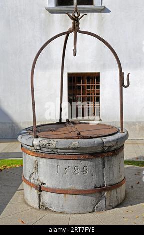 Ljubljana, Slowenien - 12. Oktober 2014: Mittelalterliche Steinkonstruktion sauberes Wasser Brunnen in der Stadtburg Festung. Stockfoto