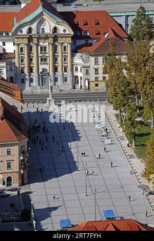 Ljubljana, Slowenien - 12. Oktober 2014: Luftaufnahme der Kirche der Heiligen Dreifaltigkeit auf dem Kongressplatz in der Innenstadt am sonnigen Herbsttag in der Hauptstadt. Stockfoto