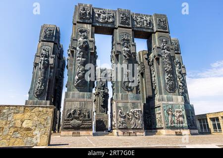 Die Chronik Georgiens ist ein Monument, das von weitem auf dem Berg Kenisi in der Nähe von Tiflis, der Hauptstadt Georgiens, zu sehen ist. Sie wurde 1985 vom Bildhauer Zurab Tsereteli geschaffen Stockfoto