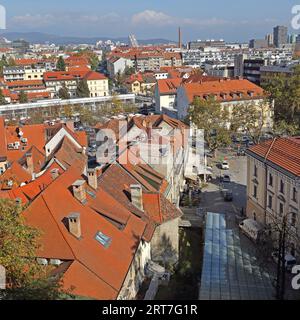 Ljubljana, Slowenien - 12. Oktober 2014: Architektur in der Innenstadt am sonnigen Herbsttag in der Hauptstadt. Stockfoto