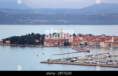 Izola, Slowenien - 14. Oktober 2014: Luftaufnahme der Küstenstadt und des Hafens für Yachten an der Adria. Stockfoto