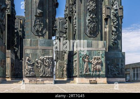 Die Chronik Georgiens ist ein Monument, das von weitem auf dem Berg Kenisi in der Nähe von Tiflis, der Hauptstadt Georgiens, zu sehen ist. Sie wurde 1985 vom Bildhauer Zurab Tsereteli geschaffen Stockfoto