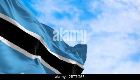 Die Nationalflagge Botswanas winkt an klaren Tagen im Wind. Hellblaues Feld mit einem horizontalen schwarz-weißen Streifen in der Mitte. 3D Abbildung Stockfoto