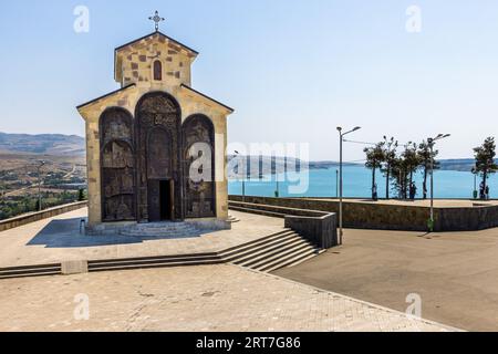 Die Chronik Georgiens ist ein Monument, das von weitem auf dem Berg Kenisi in der Nähe von Tiflis, der Hauptstadt Georgiens, zu sehen ist. Sie wurde 1985 vom Bildhauer Zurab Tsereteli geschaffen. Tiflis, Georgia Stockfoto