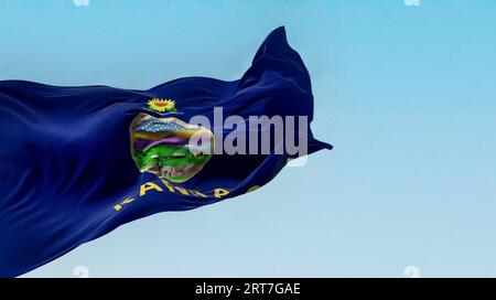 Die Flagge des Bundesstaates Kansas winkt im Wind an klaren Tagen. Kansas ist ein Bundesstaat im Mittleren Westen der USA. Rendern der 3D-Darstellung. Geriffelter Stoff. Stockfoto