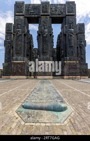 Die Chronik Georgiens ist ein Monument, das von weitem auf dem Berg Kenisi in der Nähe von Tiflis, der Hauptstadt Georgiens, zu sehen ist. Sie wurde 1985 vom Bildhauer Zurab Tsereteli geschaffen Stockfoto