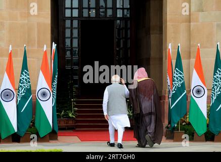 New Delhi, Indien. September 2023. Der indische Premierminister Narendra Modi empfängt Saudi-Arabiens Kronprinzen und Premierminister Mohammed bin Salman bin Abdulaziz Al Saud vor ihrem bilateralen Treffen im Hyderabad House. (Foto: Naveen Sharma/SOPA Images/SIPA USA) Credit: SIPA USA/Alamy Live News Stockfoto