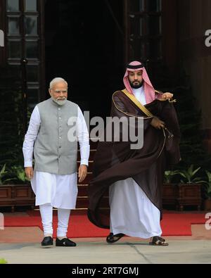 New Delhi, Indien. September 2023. Der indische Premierminister Narendra Modi empfängt Saudi-Arabiens Kronprinzen und Premierminister Mohammed bin Salman bin Abdulaziz Al Saud vor ihrem bilateralen Treffen im Hyderabad House. (Foto: Naveen Sharma/SOPA Images/SIPA USA) Credit: SIPA USA/Alamy Live News Stockfoto