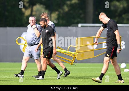 UTRECHT - (l-r) FC Utrecht Trainer Ron Jans, Zakaria Labyad vom FC Utrecht während des Trainings des neuen FC Utrecht Trainers Ron Jans im Topsportcentrum Overvecht am 10. September 2023 in Utrecht, Niederlande. ANP GERRIT VAN COLOGNE Stockfoto