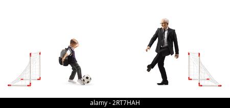 Schuljunge, der Fußball spielt, mit einem Reifen Geschäftsmann isoliert auf weißem Hintergrund Stockfoto