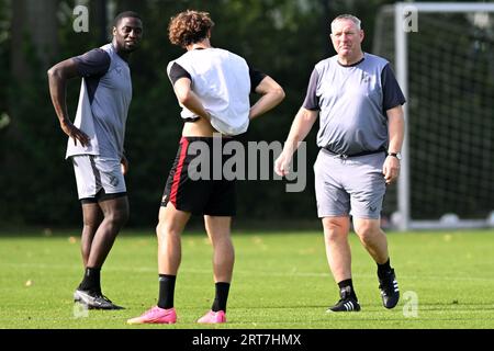 UTRECHT - (l-r) FC Utrecht Trainerassistent Jacob Mulenga, Anthony Descotte vom FC Utrecht, FC Utrecht Trainer Ron Jans während des Trainings des neuen FC Utrecht Trainers Ron Jans im Topsportcentrum Overvecht am 10. September 2023 in Utrecht, Niederlande. ANP GERRIT VAN COLOGNE Stockfoto