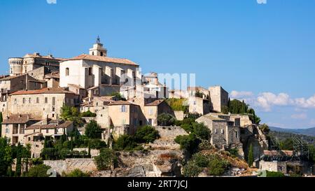 Die wunderschöne Stadt Gordes mit ihren Steinbauten, die auf mehreren Ebenen entlang eines Berges gebaut wurden. Stockfoto