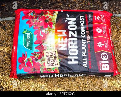 New Horizon All Plant Compost wird von den Gärtnern im ummauerten Garten Kirkleatham zum Anpflanzen neuer Blumenbeete verwendet Stockfoto