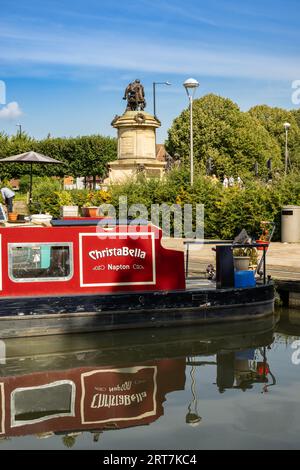 Kanalboote im Bancroft Basin mit dem Shakespeare Memorial im Hintergrund, Stratford auf Avon, Warwickshire, England Stockfoto