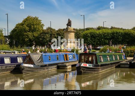 Kanalboote im Bancroft Basin mit dem Shakespeare Memorial im Hintergrund, Stratford auf Avon, Warwickshire, England Stockfoto