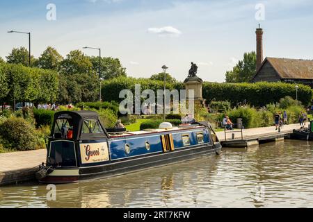 Kanalboote im Bancroft Basin mit dem Shakespeare Memorial im Hintergrund, Stratford auf Avon, Warwickshire, England Stockfoto