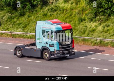 Home Schnäppchen Scania G410 Scania zweiachsige Zugmaschine fährt mit Geschwindigkeit auf der Autobahn M6 im Großraum Manchester, Großbritannien Stockfoto