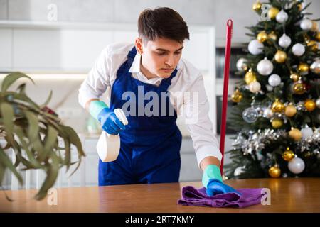 Mann mit Tischfläche nach Silvesterparty Stockfoto