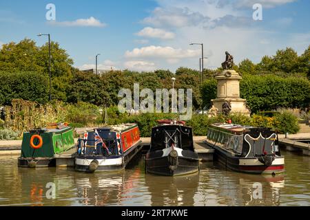 Kanalboote im Bancroft Basin mit dem Shakespeare Memorial im Hintergrund, Stratford auf Avon, Warwickshire, England Stockfoto