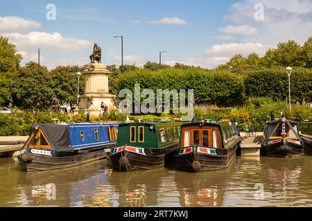 Kanalboote im Bancroft Basin mit dem Shakespeare Memorial im Hintergrund, Stratford auf Avon, Warwickshire, England Stockfoto