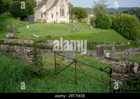 Die Landschaft, die vom Dorffriedhof zur Kirche des Heiligen Johannes des Apostels (1820) im Cotswolds-Dorf Sheepscombe am 8. September 2023 in der Nähe von Stroud, England, blickt. Das Sheepscombe Valley war einst Teil eines Royal Deer Park, der von König Heinrich VIII. Genutzt wurde, und seit dem frühen 17. Jahrhundert war Sheepscombe wie viele der Cotswold-Städte in der Gegend und dem benachbarten Painswick an der Herstellung von Stoffen beteiligt. Stockfoto