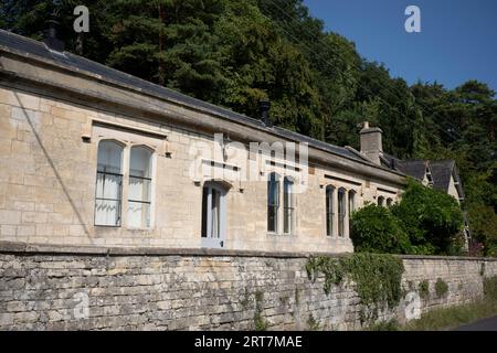 Heute Privatbesitz, ist die ehemalige Grundschule der englischen Schriftstellerin Laurie Lee in Slad innthe Cotswolds am 7. September 2023 in Slad, England. Der englische Dichter, Schriftsteller und Drehbuchautor Laurie Lee (1914–1997) zog im ersten Weltkrieg mit drei Jahren in sein idyllisches Dorf Slad. Sein bekanntestes Werk ist die autobiographische Trilogie Cider with Rosie (1959), die seine Kindheit im Slawtal erzählt. „As I Walk Out One Midsummer Morning“ (1969) über seine Heimreise nach London und seinen ersten Besuch in Spanien 1935; und „A Moment of war“ (1991).about Stockfoto