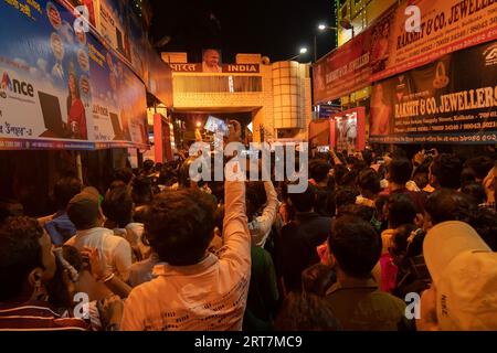 Kolkata, Westbengalen, Indien - 4h Oktober 2022 : Hindugottheiten versammelten sich auf der geschmückten und beleuchteten Straße während der Durga-Puja-Festivalnacht. Stockfoto