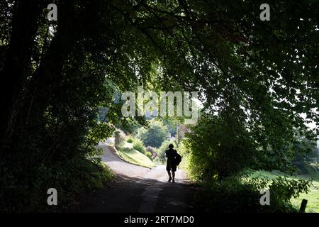 Eine Frau geht am 6. September 2023 in Gloucester in den Cotswolds in der Nähe von Cooper's Hill. Stockfoto