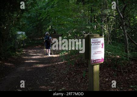 Eine Frau geht am 6. September 2023 in Gloucester in den Cotswolds in der Nähe von Cooper's Hill. Stockfoto