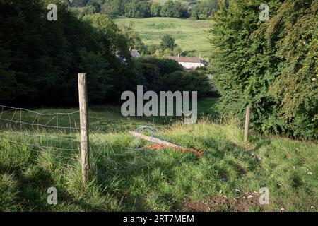 Broken Fechten sind auf dem OG Cooper's Hill in den Cotswolds zu sehen, wo jedes Jahr im Mai, am 6. September 2023, in Gloucester, England, das Käserolling stattfindet. Teilnehmer mit Käserollung fahren diesen 200 Meter (180 m) langen Hügel hinunter und jagen ein Rad mit Double Gloucester-Käse. Stockfoto