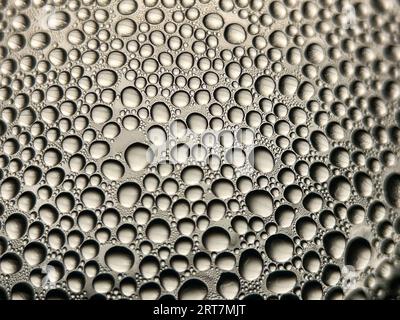 Wassertropfen auf der Flasche. Wassertropfen im Hintergrund Stockfoto