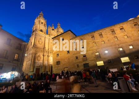 Außenansicht der Casa de las Conchas und La Clerecia am Abend Stockfoto