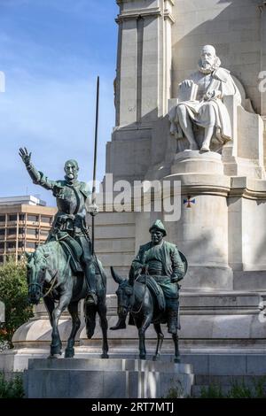 Denkmal für Miguel de Cervantes und Statuen von Don Quixote und Sancho Panza auf der Plaza de Espana, Madrid, Spanien. Stockfoto