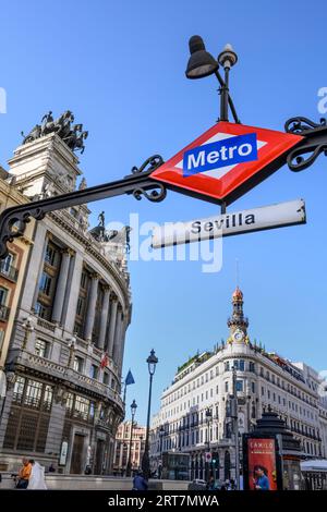 Sevilla U-Bahn-Station an der Calle de Alcala mit dem Four Seasons Hotel (rechts) und der alten Banco de Bilbao (links) im Hintergrund, Madrid, Spanien. Stockfoto