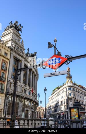 Sevilla U-Bahn-Station an der Calle de Alcala mit dem Four Seasons Hotel (rechts) und der alten Banco de Bilbao (links) im Hintergrund, Madrid, Spanien. Stockfoto