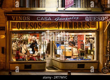Casa Gonzales, eine beliebte Tapas-Bar und Delikatessen, die eine große Auswahl an Weinen und Käsesorten verkaufen. In der Calle del Leon, Barrio de las Letras, Cent Stockfoto