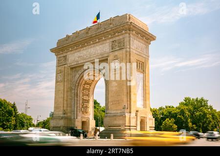 Langzeitbelichtung am Triumphbogen, Bukarest, Rumänien Stockfoto