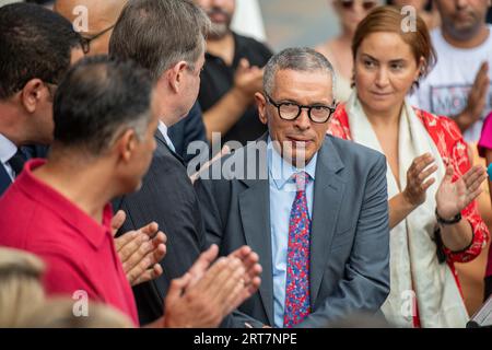 Antwerpen, Belgien. September 2023. Der marokkanische Botschafter in Belgien, Mohammed Ameur, wird am Montag, den 11. September 2023, auf dem Grote Markt in Antwerpen bei einer Gedenkfeier für die Erdbebenopfer in Marokko gesehen. Das Erdbeben, das Marokko am späten Freitag traf, tötete mindestens 2.122 Menschen und verletzte mehr als 2.400 andere. BELGA PHOTO JONAS ROOSENS Credit: Belga News Agency/Alamy Live News Stockfoto