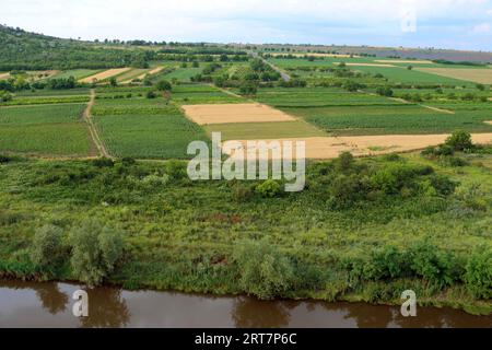 Blick von der Kapelle im archäologischen Park Old Orhei, Gemeinde Trebujeni, Moldawien. Landwirtschaftliche Felder und Fluss Reut Stockfoto