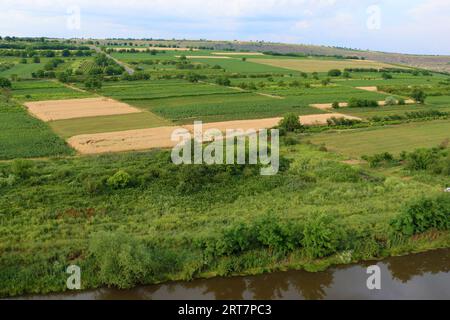 Blick von der Kapelle im archäologischen Park Old Orhei, Gemeinde Trebujeni, Moldawien. Landwirtschaftliche Felder und Fluss Reut Stockfoto