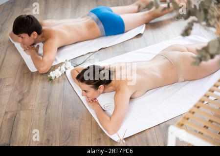 Das Paar genießt nach der Massage das Aroma von Kerzen Stockfoto
