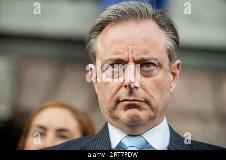 Antwerpen, Belgien. September 2023. Der Antwerpener Bürgermeister Bart de Wever wird am Montag, den 11. September 2023, auf dem Grote Markt in Antwerpen bei einer Gedenkfeier für die Opfer des Erdbebens in Marokko gesehen. Das Erdbeben, das Marokko am späten Freitag traf, tötete mindestens 2.122 Menschen und verletzte mehr als 2.400 andere. BELGA PHOTO JONAS ROOSENS Credit: Belga News Agency/Alamy Live News Stockfoto