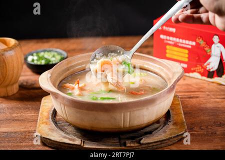Krabben- und Garnelenbrei in einem Claypot, einem Auflauf Chaoshan Meeresfrüchte-Brei. Stockfoto
