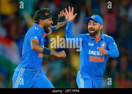 Colombo, Sri Lanka. September 2023. Der Indianer Hardik Pandya (L) feiert mit Virat Kohli (R), nachdem er am 11. September 2023 im Premadasa Stadium in Colombo beim Asia Cup 2023 das Wicket von Pakistans Kapitän Babar Azam (nicht abgebildet) gewonnen hatte. Viraj Kothalwala/Alamy Live News Stockfoto