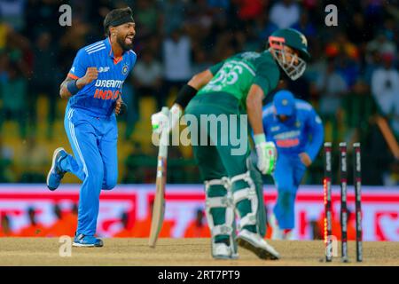 Colombo, Sri Lanka. September 2023. Pakistans Kapitän Babar Azam (R) wird am 11. September 2023 im Premadasa Stadium in Colombo vom Indianer Hardik Pandya (L) beim Asia Cup 2023 im Super Four One-Day International (ODI) Cricket Match zwischen Indien und Pakistan gepeitscht. Viraj Kothalwala/Alamy Live News Stockfoto