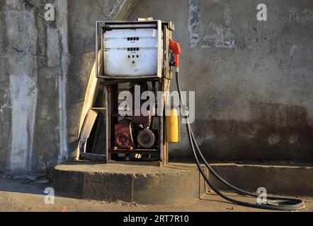 Eine alte Gaspumpe im Libanon. Stockfoto