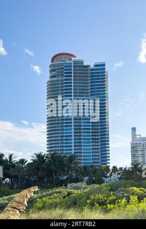 Miami, Florida - 25. August 2023: Continuum on South Beach, Wohnhochhaus in Miami Beach, Florida. Stockfoto