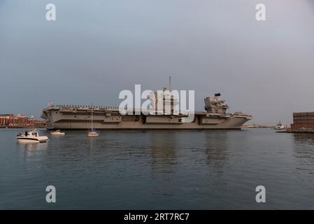 Portsmouth, England, Großbritannien. 8. September 2023. Die HMS Queen Elizabeth fährt in der Abenddämmerung ab und verlässt den Hafen von Portsmouth. Stockfoto